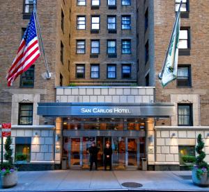纽约纽约圣卡洛斯酒店的两人站在san francisco酒店的入口处
