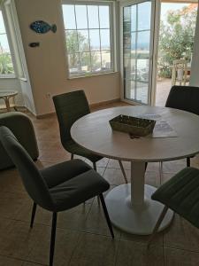 拉帕拉德La Casa Amarilla的一间带桌椅和窗户的用餐室