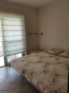 拉帕拉德La Casa Amarilla的一间卧室设有一张大床和一个窗户。
