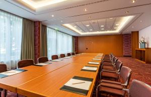 格尔利茨格尔利茨酒店的大型会议室,配有长桌子和椅子