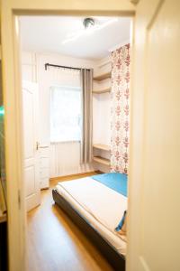 布达佩斯Apartment of Közraktár的一间小卧室,配有床和窗户