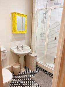 普里茅斯TWO BEDROOM Private development & concierge的白色的浴室设有水槽和淋浴。