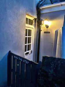 普里茅斯TWO BEDROOM Private development & concierge的门前有标志的蓝色房子