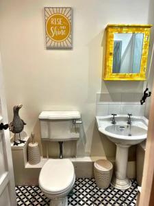 普里茅斯TWO BEDROOM Private development & concierge的浴室配有白色卫生间和盥洗盆。
