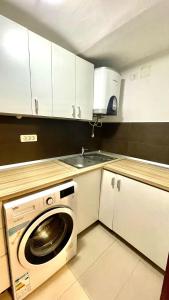 阿拉德Ultracentral Apartment的厨房配有洗衣机和水槽