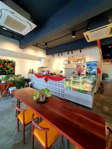 仙本那Amazing Rooms的餐厅设有木桌和冰箱。