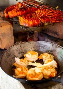 MahamboBeach front Cottage的烤架上满是虾和其他食物的锅