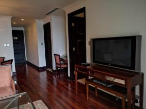 约翰内斯堡Apartment at Michelangelo Towers的客厅配有大屏幕平面电视