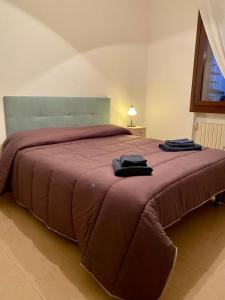 普雷甘齐奥尔Casa Ester的一间卧室配有一张带红色毯子的大床
