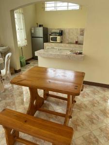 弗利康弗拉克Shero Villa的厨房配有木桌和长凳