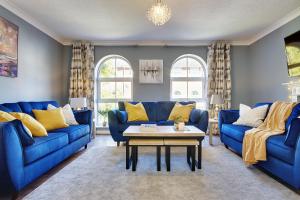 南安普敦14 Oxford Mews - 5 Star Living for up to 10 People的客厅配有蓝色的沙发和咖啡桌