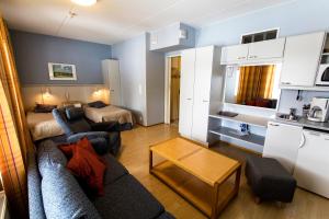 库奥皮奥劳哈拉赫蒂Spa酒店的带沙发和床的小客厅