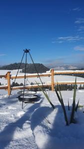 DursztynGórskie Tarasy的围栏旁的雪地秋千
