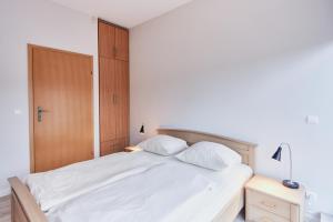 斯维诺乌伊希切希维诺乌伊希切 - 隐居森林公寓的卧室配有白色的床和2个枕头