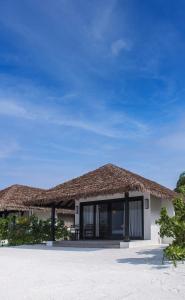 弗里德胡NOOE Maldives Kunaavashi的海滩上带茅草屋顶的度假建筑