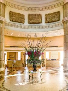 埃拉特埃拉特示巴女王酒店的一个大的大堂,里面装有花瓶