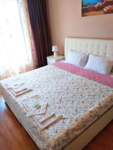 瓦尔纳Home Relax Varna的一间卧室配有带毛巾的床