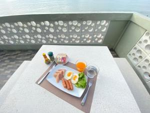 Phala Shore Resort的桌上一盘食物,包括鸡蛋和蔬菜