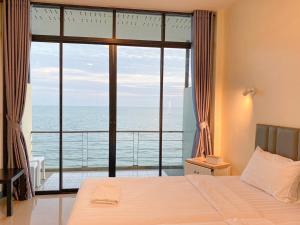 Phala Shore Resort的卧室设有海景大窗户