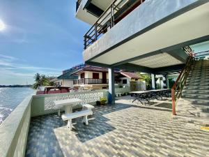 Phala Shore Resort的水边的天井设有长凳和楼梯