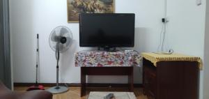 RéunionParadise Resting Home的一张桌子上的电视机,配有风扇