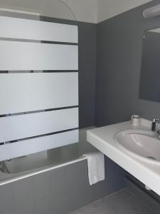 塞尔河畔维克圣克莱门特旅馆的白色的浴室设有水槽和镜子