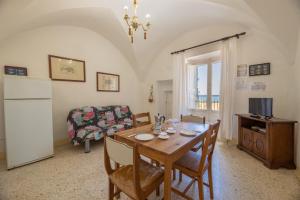 加利波利Case Vacanza Il Borgo Antico的厨房以及带桌椅的用餐室。