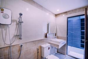 邦波The Living Hotel SamutPrakan的带淋浴和盥洗盆的浴室
