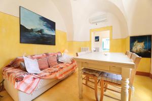 加利波利Case Vacanza Il Borgo Antico的客厅配有沙发和桌子
