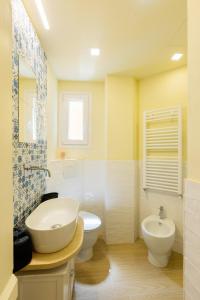 佛罗伦萨Flat Volturno- Florentine neighbourhood的浴室配有盥洗盆、卫生间和浴缸。