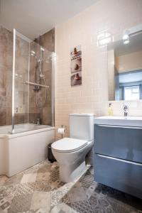 格拉辛顿黑马酒店 的一间带卫生间、浴缸和淋浴的浴室