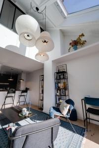安锡Le Centaure - 2 bedrooms for 4 people的客厅设有桌椅和天花板。