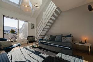安锡Le Centaure - 2 bedrooms for 4 people的带沙发和楼梯的客厅