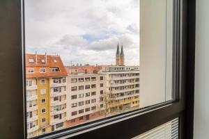 布伦瑞克Panorama Bliss - Luxus Apartment in Braunschweig's Altstadt的从窗户可欣赏到城市美景