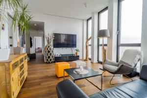布伦瑞克Panorama Bliss - Luxus Apartment in Braunschweig's Altstadt的客厅配有沙发和桌子