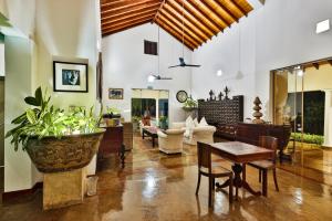 尼甘布Villa Hundira的客厅配有沙发和桌子