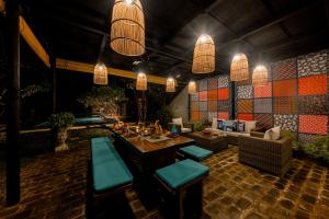 尼甘布Villa Hundira的客厅配有沙发和桌椅
