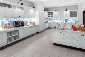 阿森斯Hyatt Place Athens Downtown的一间大厨房,配有白色橱柜和电器