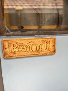 Jinja30 Wilson的窗户上写着比里亚尼的木头标志