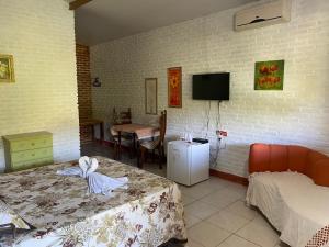 穆隆古La Dolce Vita的客房设有两张床和一台墙上的电视。