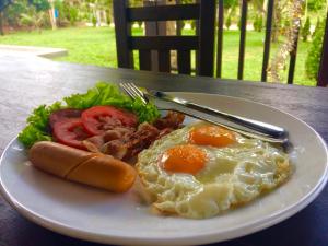 蔻立The Retreat Khaolak Resort - SHA Extra Plus的包括鸡蛋培根和生菜的早餐食品