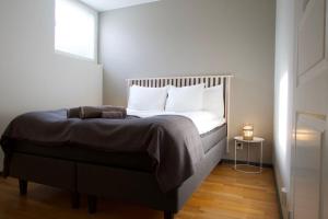 坦佩雷Raikas 2021 paritalo keskustassa, Sauna, P-paikka的卧室配有带白色枕头的床和窗户。