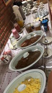 穆隆古La Dolce Vita的一张桌子,上面有几道食物