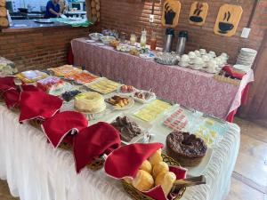 穆隆古La Dolce Vita的一张带不同种类食物的自助餐的桌子