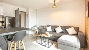 圣索林达尔沃Les Grizzlis - 28 - Appart modernise - 4 pers的客厅配有沙发和桌子