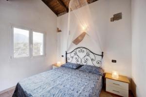 PompeianaL'angolo del Mare的白色的卧室设有床和窗户