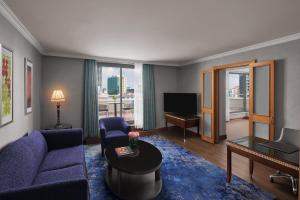 安卡拉Divan Ankara的客厅配有蓝色的沙发和桌子