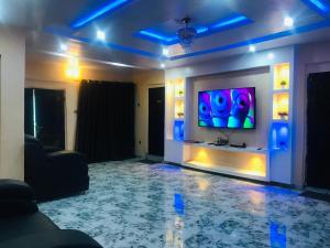 伊巴丹Umbrella properties - Eleyele Ibadan的客厅设有壁挂式平面电视。