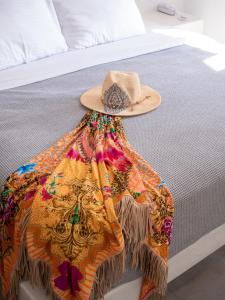 卡特瑞杜斯BlackRock suites的床上的帽子和连衣裙