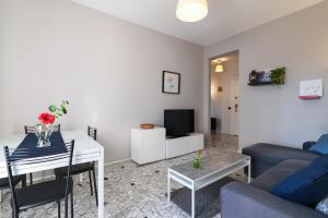 米兰PrimoPiano - Baldinucci的客厅配有桌子和蓝色沙发